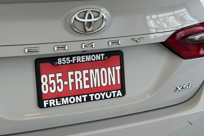 Toyota Camry Vehicle Full-screen Gallery Image 26