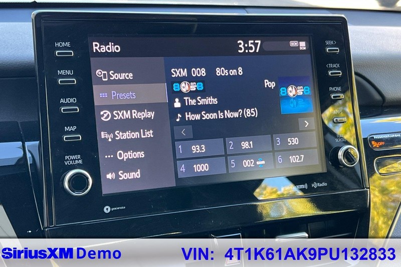 Toyota Camry Vehicle Full-screen Gallery Image 27