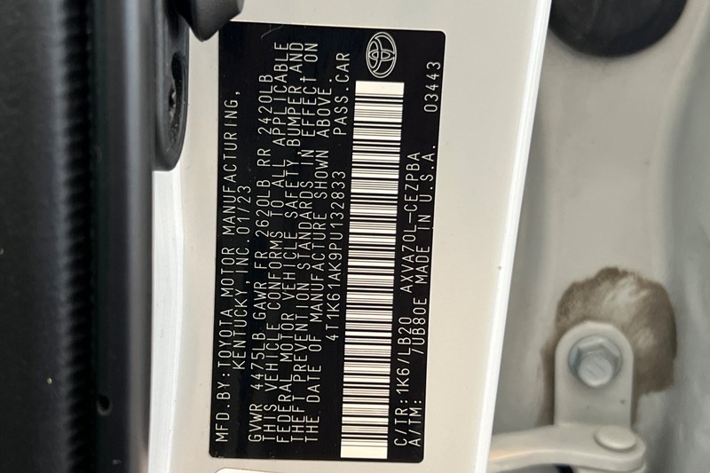 Toyota Camry Vehicle Full-screen Gallery Image 28