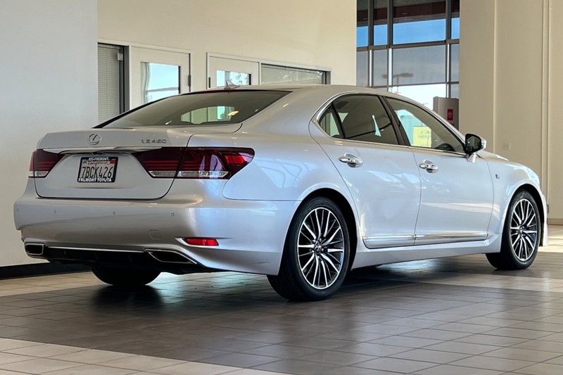 Lexus LS 460 Vehicle Full-screen Gallery Image 04