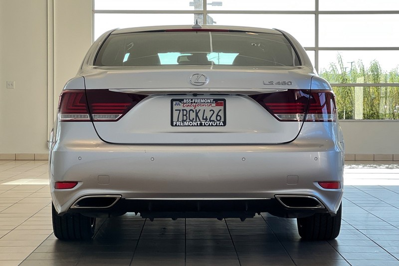 Lexus LS 460 Vehicle Full-screen Gallery Image 05