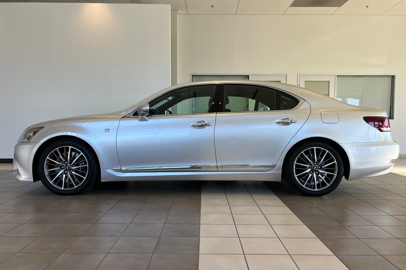 Lexus LS 460 Vehicle Full-screen Gallery Image 07