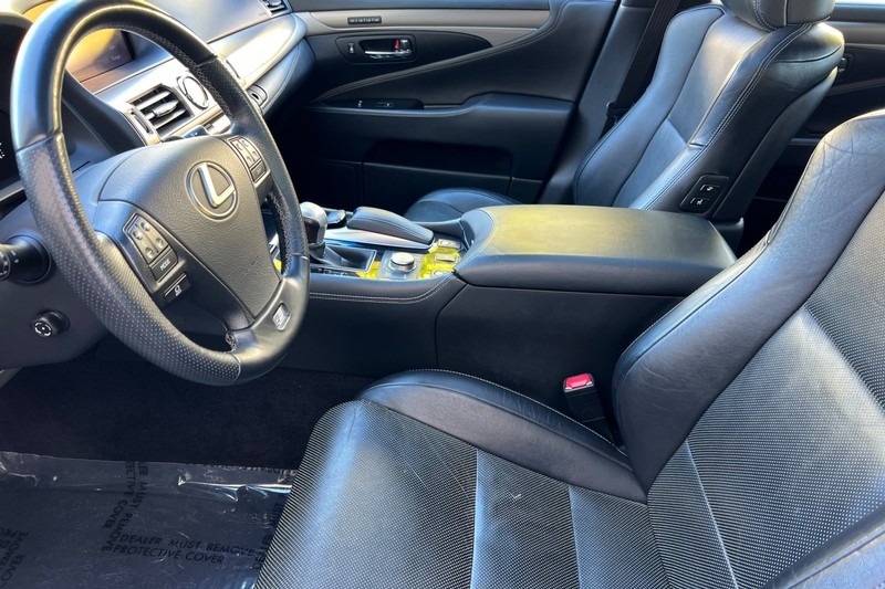 Lexus LS 460 Vehicle Full-screen Gallery Image 10