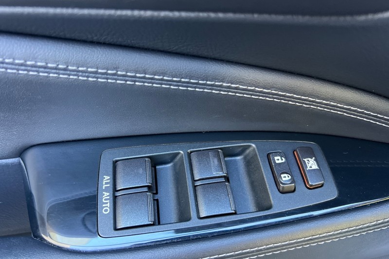 Lexus LS 460 Vehicle Full-screen Gallery Image 11