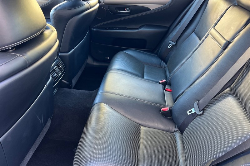 Lexus LS 460 Vehicle Full-screen Gallery Image 12