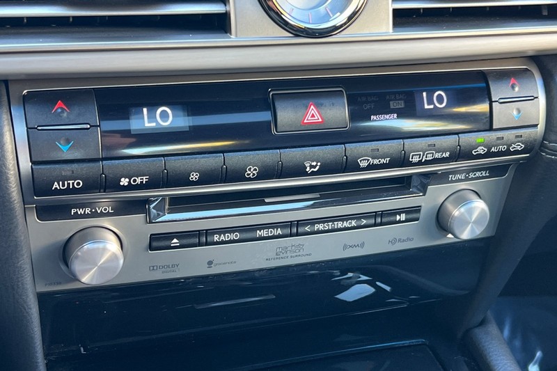 Lexus LS 460 Vehicle Full-screen Gallery Image 20