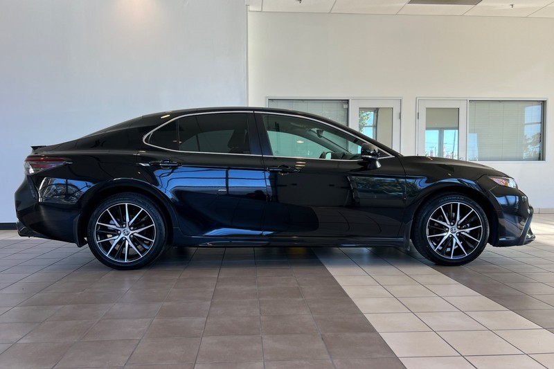 Toyota Camry Vehicle Full-screen Gallery Image 03