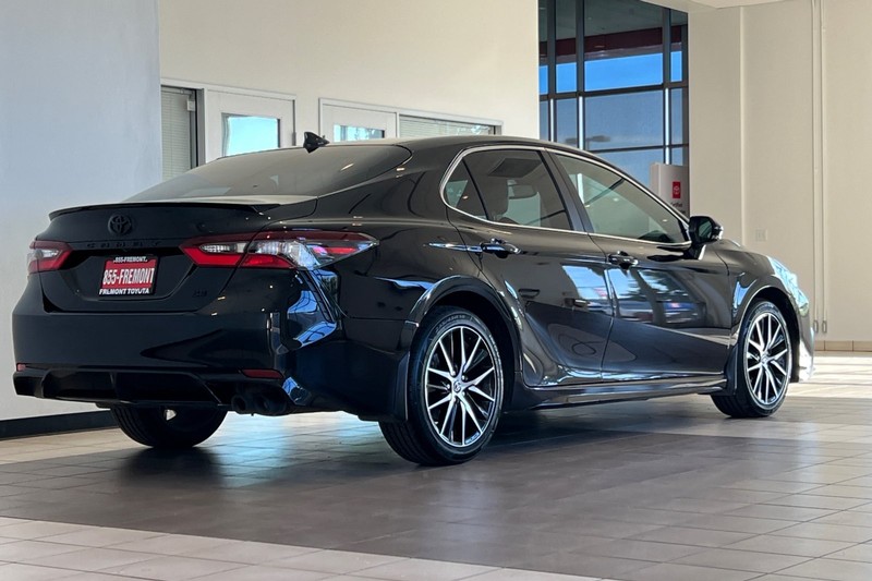 Toyota Camry Vehicle Full-screen Gallery Image 04