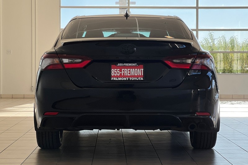 Toyota Camry Vehicle Full-screen Gallery Image 05