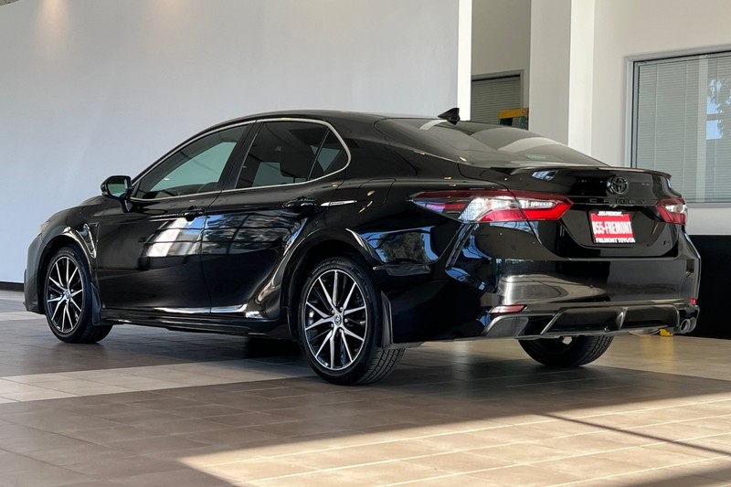 Toyota Camry Vehicle Full-screen Gallery Image 06