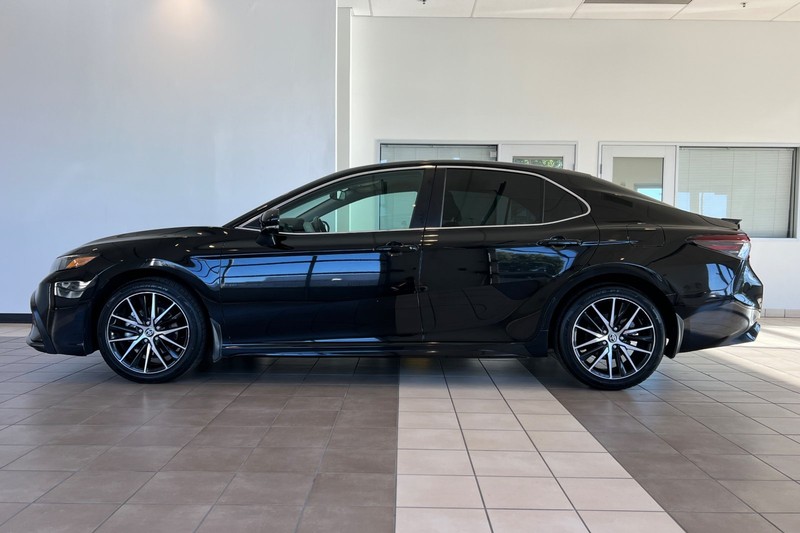 Toyota Camry Vehicle Full-screen Gallery Image 07