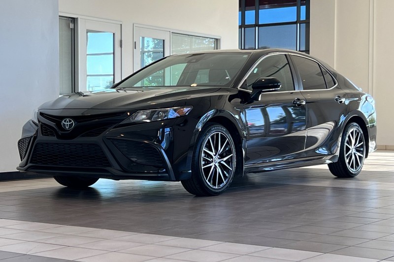 Toyota Camry Vehicle Full-screen Gallery Image 08