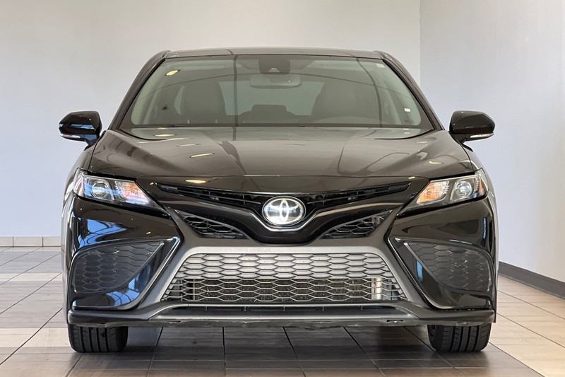 Toyota Camry Vehicle Full-screen Gallery Image 09