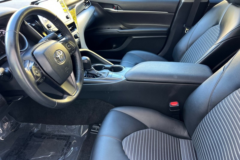 Toyota Camry Vehicle Full-screen Gallery Image 10