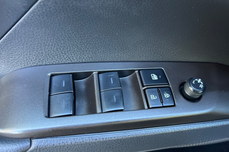 Toyota Camry Vehicle Full-screen Gallery Image 11