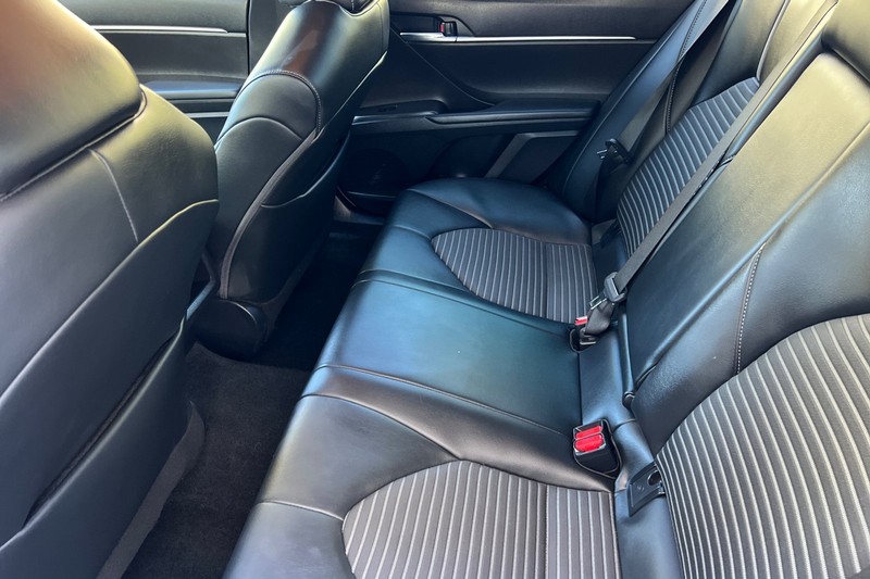 Toyota Camry Vehicle Full-screen Gallery Image 12