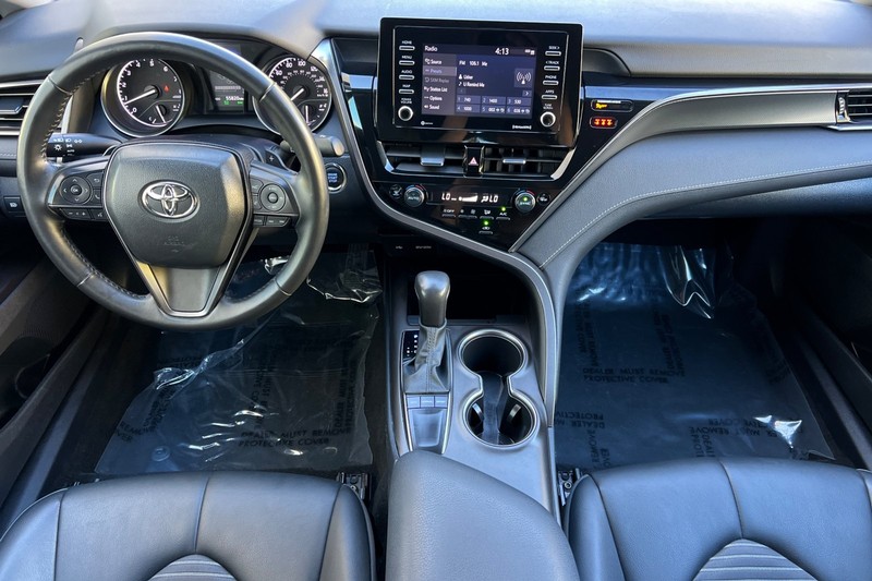 Toyota Camry Vehicle Full-screen Gallery Image 13