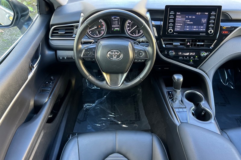 Toyota Camry Vehicle Full-screen Gallery Image 14