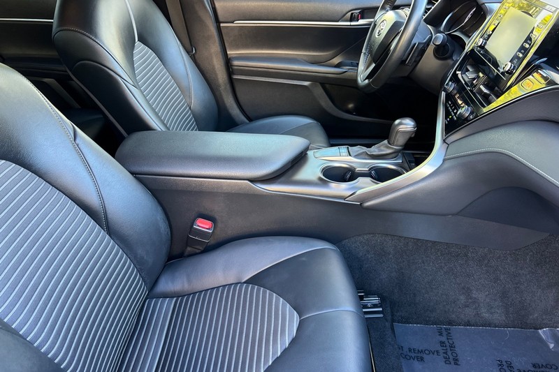 Toyota Camry Vehicle Full-screen Gallery Image 15