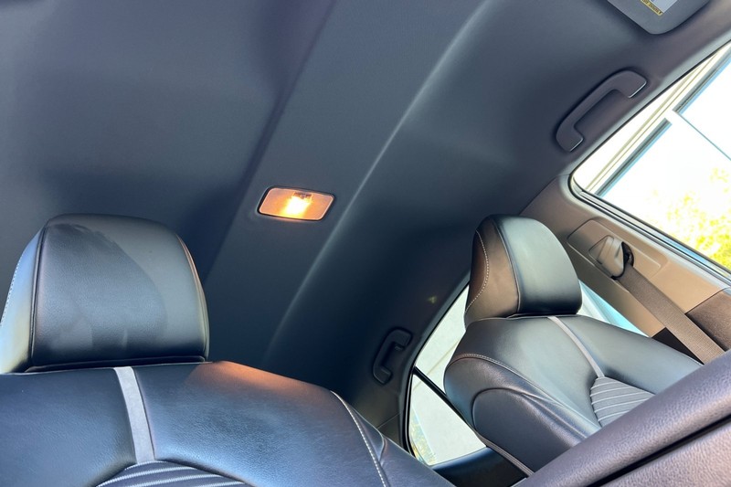 Toyota Camry Vehicle Full-screen Gallery Image 16