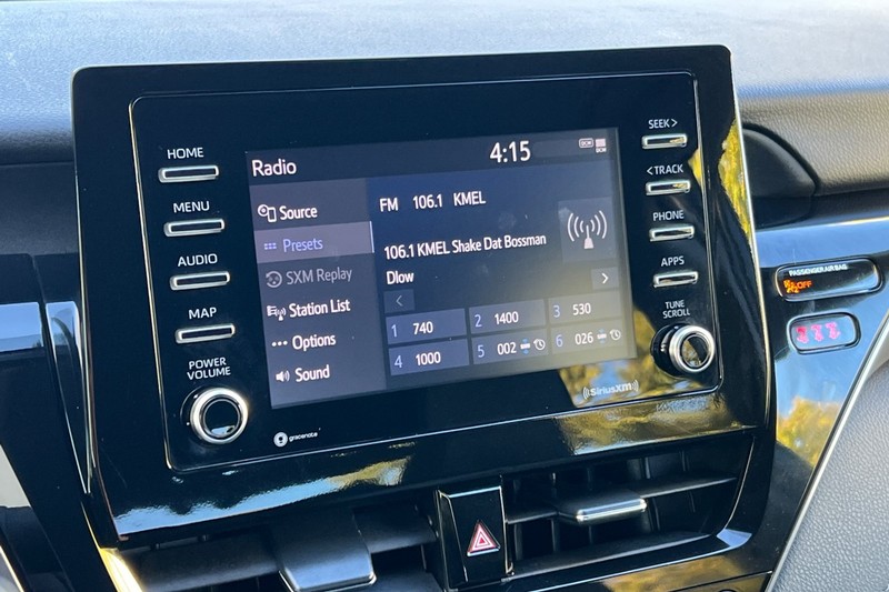 Toyota Camry Vehicle Full-screen Gallery Image 17