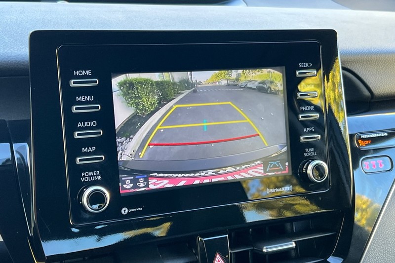 Toyota Camry Vehicle Full-screen Gallery Image 18