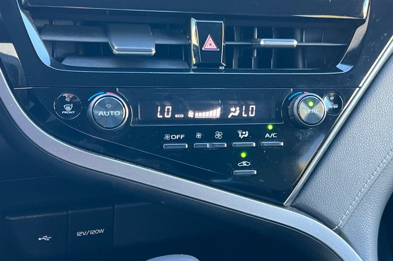 Toyota Camry Vehicle Full-screen Gallery Image 19