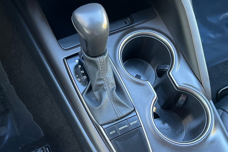 Toyota Camry Vehicle Full-screen Gallery Image 20