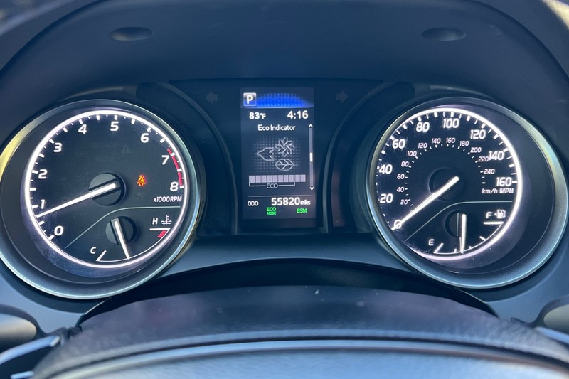 Toyota Camry Vehicle Full-screen Gallery Image 23