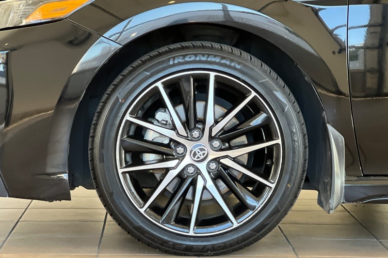 Toyota Camry Vehicle Full-screen Gallery Image 25