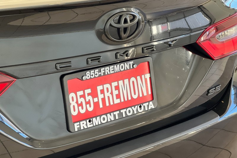 Toyota Camry Vehicle Full-screen Gallery Image 26