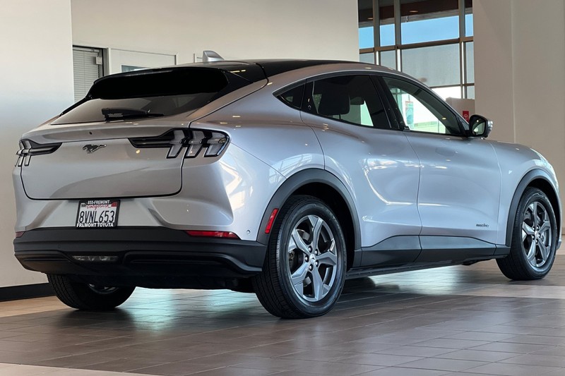 Ford Mustang Mach-E Vehicle Full-screen Gallery Image 04