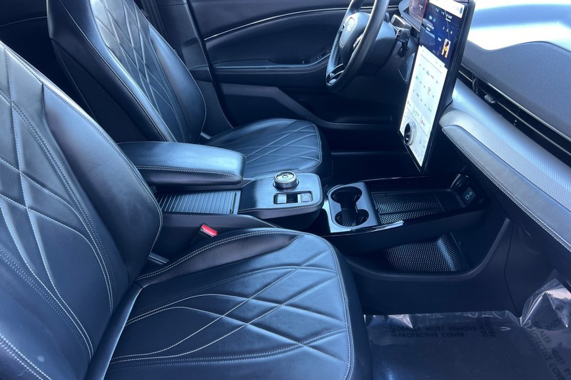 Ford Mustang Mach-E Vehicle Full-screen Gallery Image 16