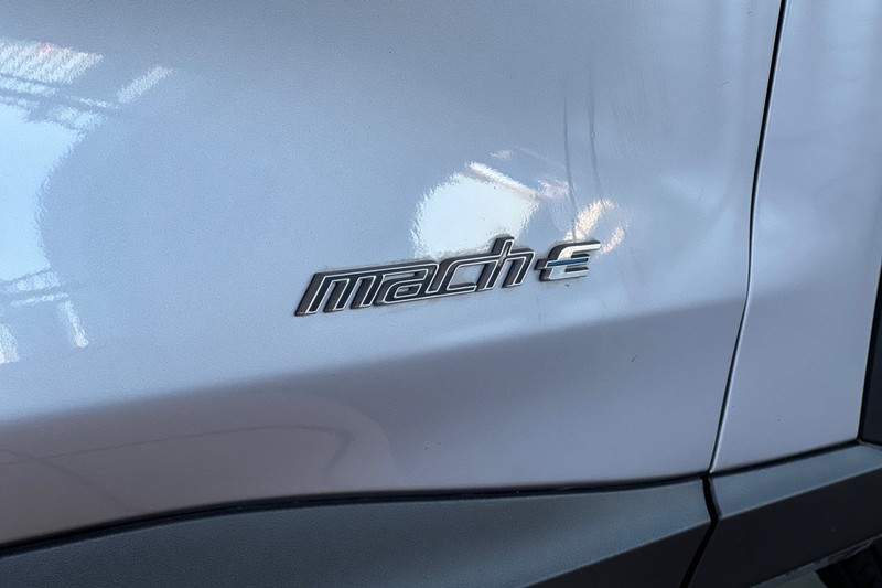 Ford Mustang Mach-E Vehicle Full-screen Gallery Image 28