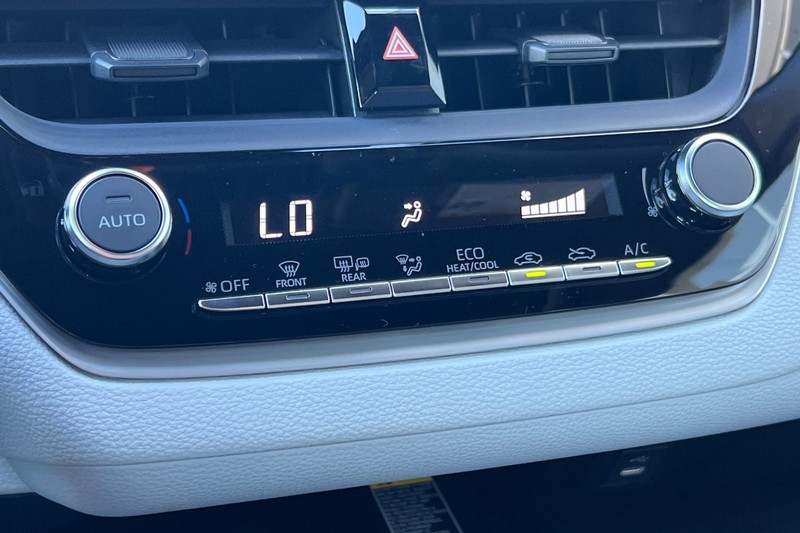 Toyota Corolla Vehicle Full-screen Gallery Image 17