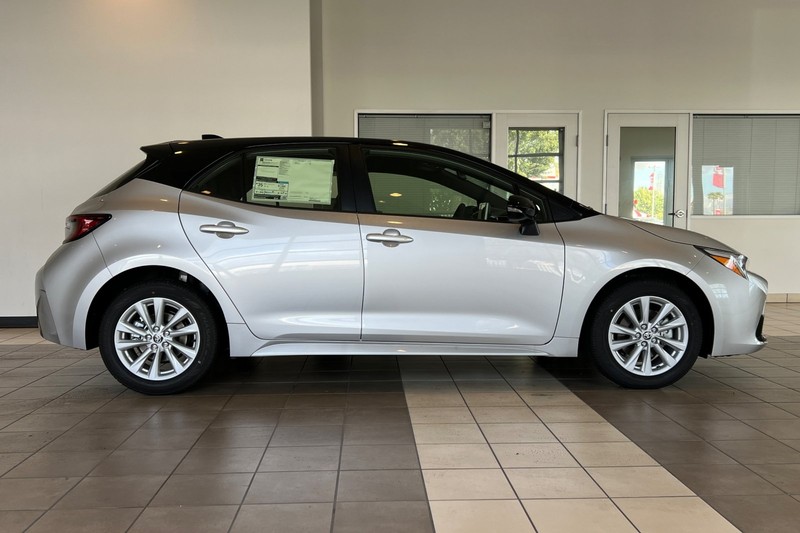 Toyota Corolla Hatchback Vehicle Full-screen Gallery Image 04