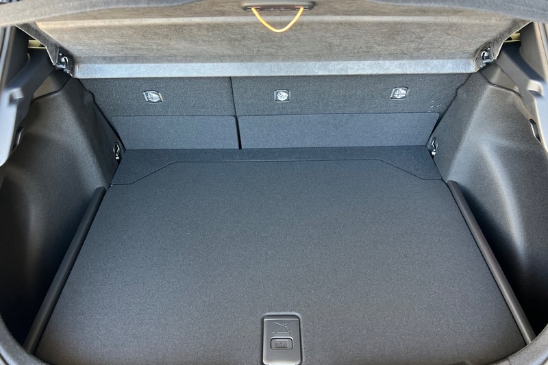 Toyota Corolla Hatchback Vehicle Full-screen Gallery Image 13