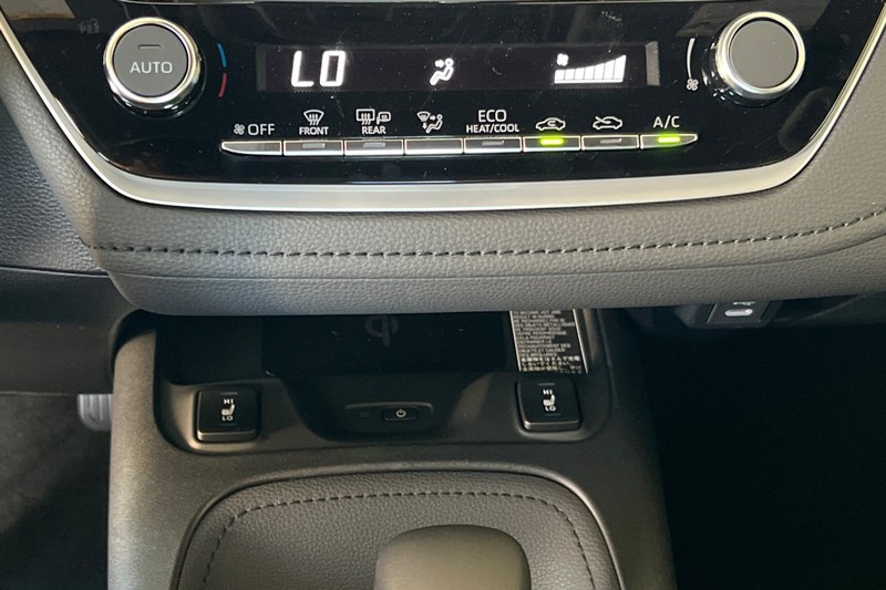 Toyota Corolla Hatchback Vehicle Full-screen Gallery Image 18