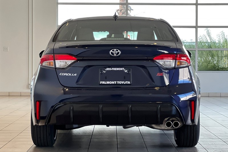 Toyota Corolla Vehicle Full-screen Gallery Image 06