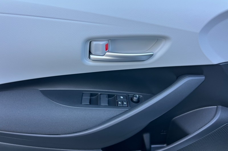 Toyota Corolla Vehicle Full-screen Gallery Image 09