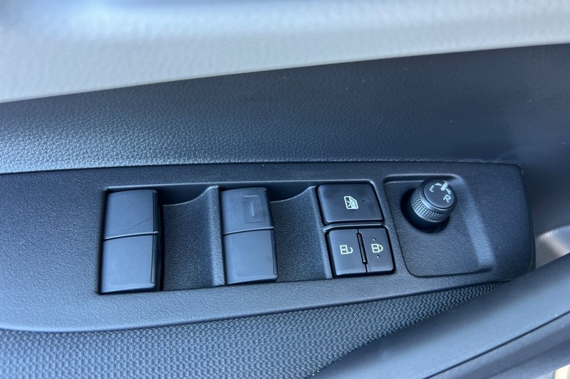 Toyota Corolla Vehicle Full-screen Gallery Image 09