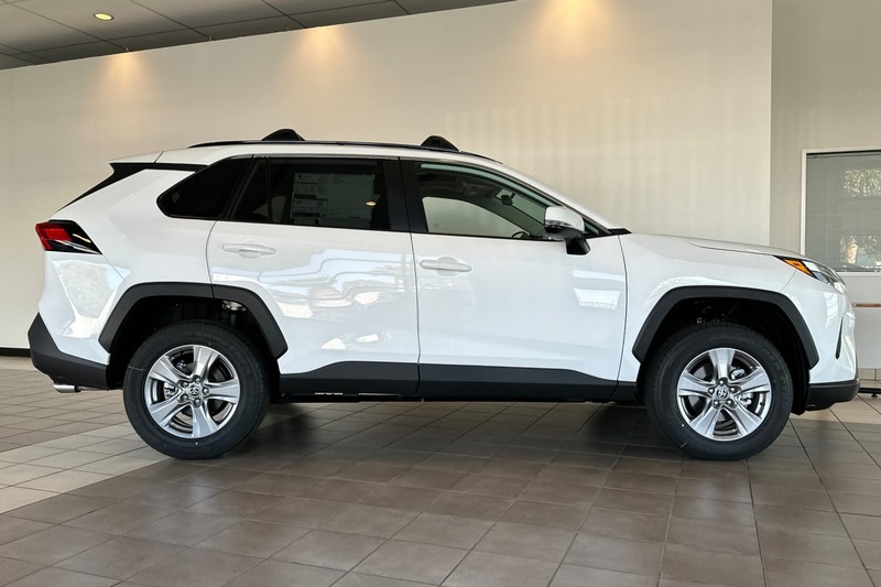 Toyota RAV4 Vehicle Full-screen Gallery Image 04