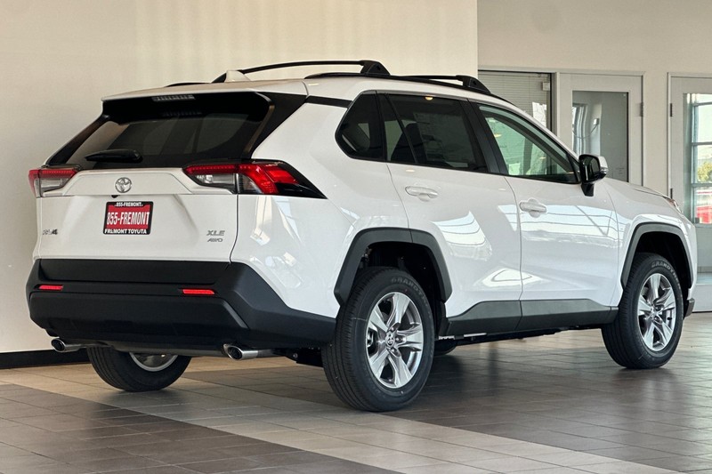 Toyota RAV4 Vehicle Full-screen Gallery Image 05