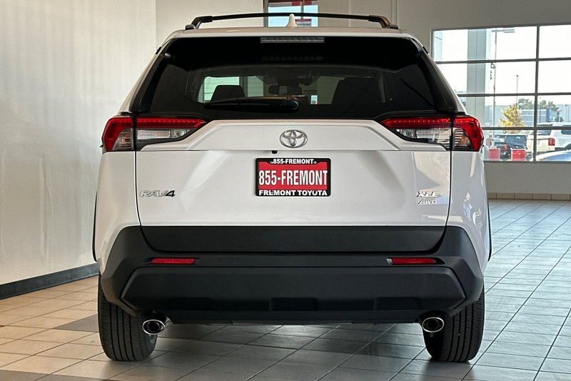 Toyota RAV4 Vehicle Full-screen Gallery Image 06