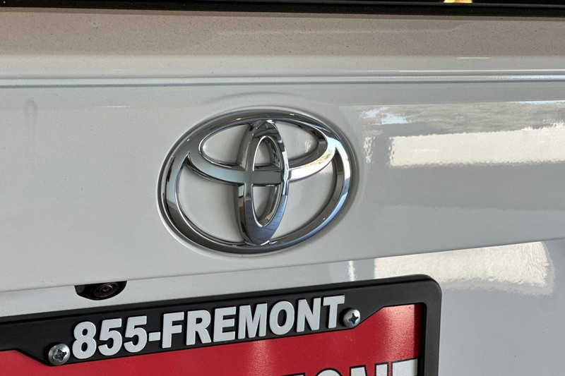 Toyota RAV4 Vehicle Full-screen Gallery Image 07