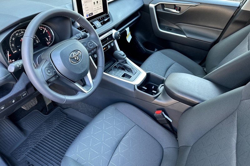 Toyota RAV4 Vehicle Full-screen Gallery Image 08