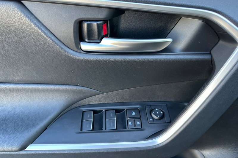 Toyota RAV4 Vehicle Full-screen Gallery Image 09