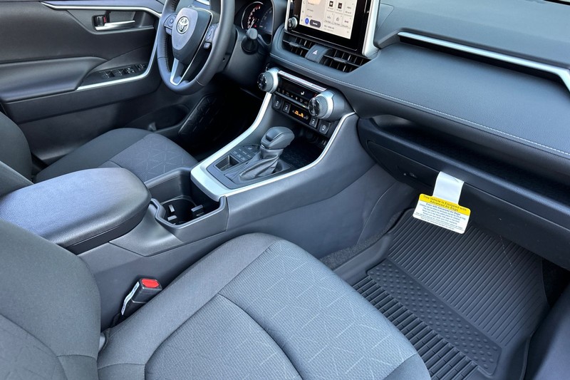 Toyota RAV4 Vehicle Full-screen Gallery Image 14