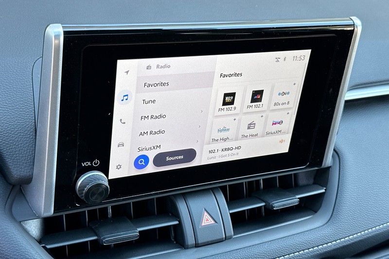 Toyota RAV4 Vehicle Full-screen Gallery Image 15