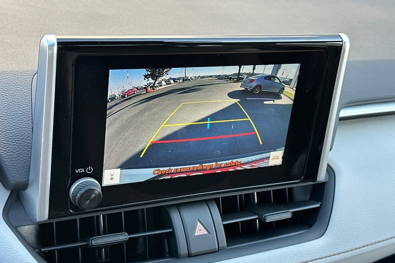 Toyota RAV4 Vehicle Full-screen Gallery Image 16